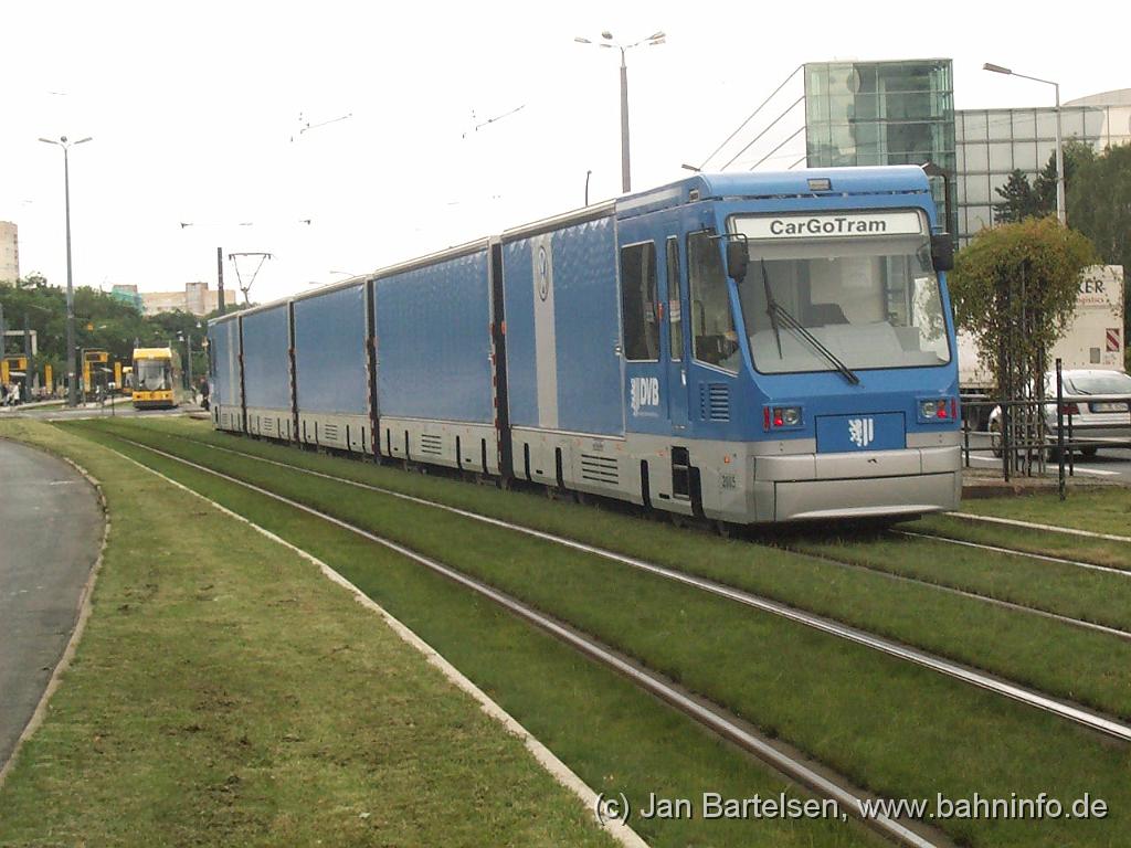 DCP_2576.JPG - Cargotram am 20. Juli 2001 in der Grunaer Straße kurz vor dem Straßburger Platz.