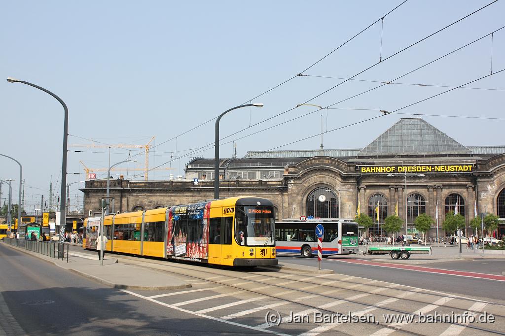 IMG_1588.jpg - Bahnhof Dresden-Neustadt. Man beachte im Hintergrund den Anhnger am Linienbus.